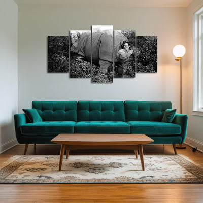 AUTO-MOCKUP ROOM | Ace Ventura Rhino Birth - Grayscale