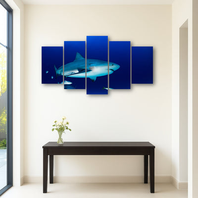 AUTO-MOCKUP ROOM | Bull shark in the blue ocean