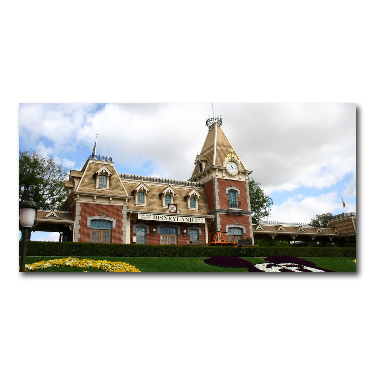 AUTO-MOCKUP WHITE | Disneyland Train Station | 1 Piece | Gallery Wrap Canvas | group=2x1