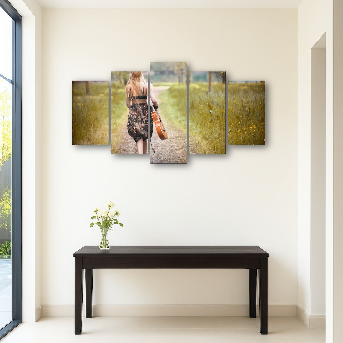 AUTO-MOCKUP ROOM | Hippie woman